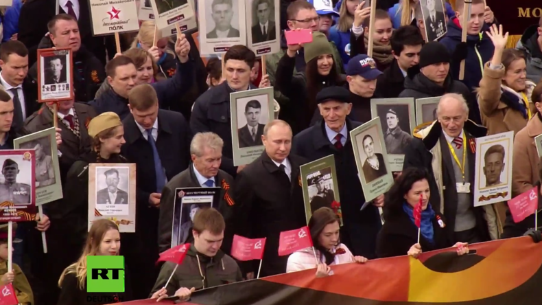 Moskau: Gedenkmarsch mit Putin an der Spitze bringt über 800.000 Menschen auf die Straße 