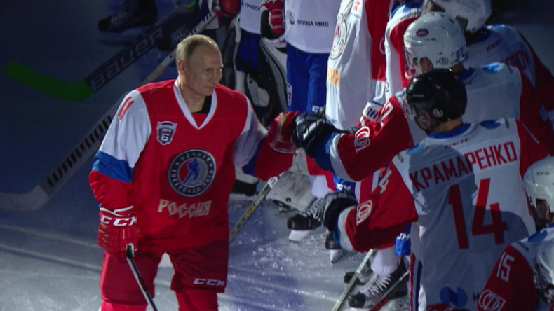 Sotschi: Während Lawrow Tillerson und Trump trifft, spielt der russische Präsident Eishockey 