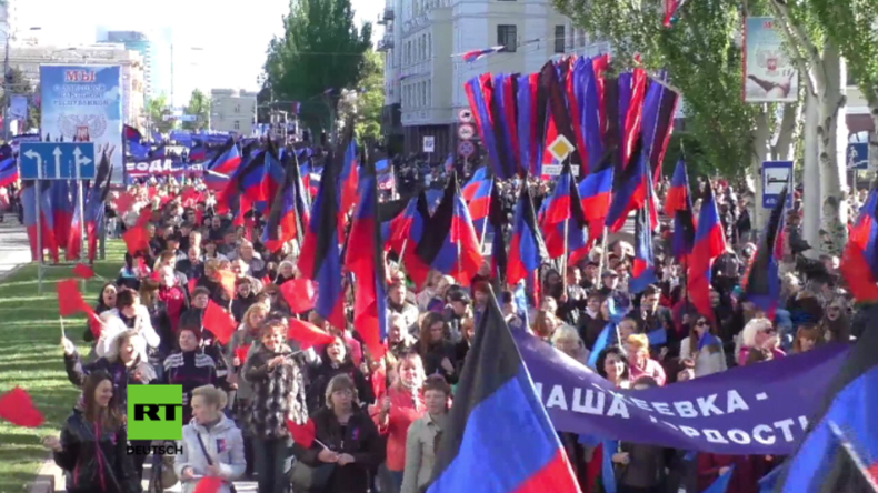 Tausende feiern den dritten Geburtstag der Volksrepublik von Donezk
