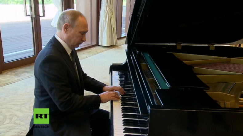 Putin spielt russische Lieder am Klavier in Xi Jinpings Residenz.