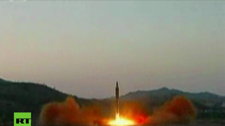 Nordkoreas "neue ballistische Rakete, die fähig ist große und schwere Atomsprengköpfe zu tragen"