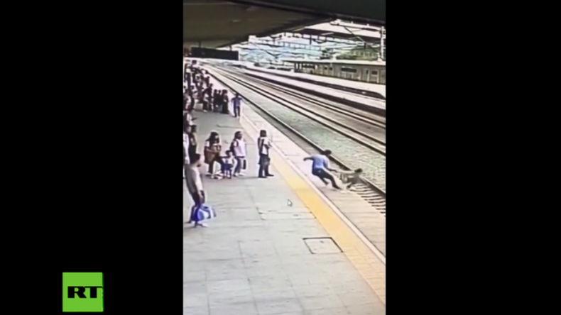 China: Bahnmitarbeiter rettet Frau in letzter Sekunde das Leben