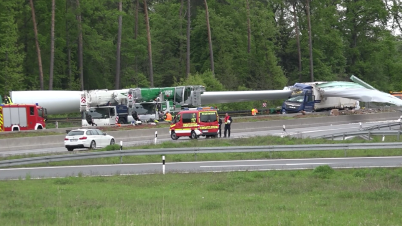 Unfall auf der A33 – Windradflügel löst sich nach Unfall vom Transporter und schlägt in LKW ein
