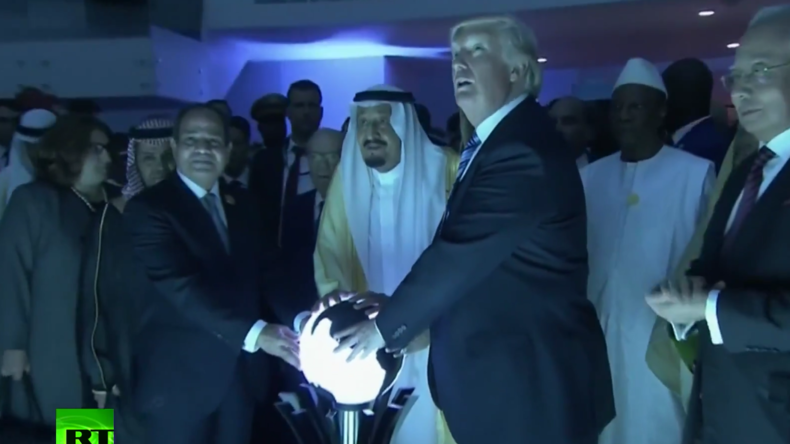 "Satanisches Ritual": Video von Trump und Saudi-König an Glaskugel löst Netz-Debatte aus