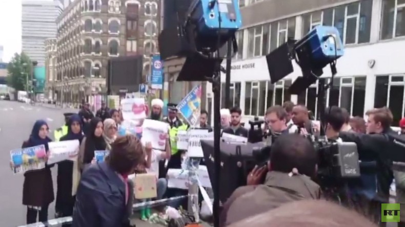 London: CNN fordert Demonstranten auf, sich auf Anti-IS-Demonstration kamerawirksam aufzustellen