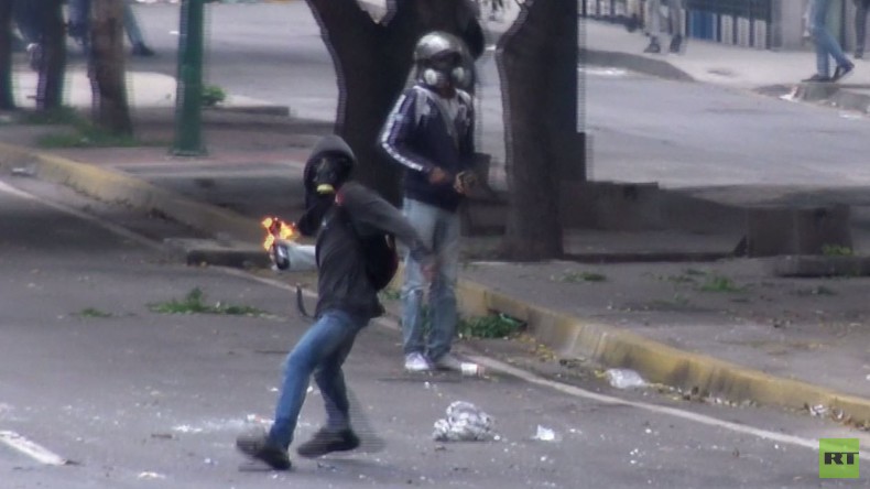 Venezuela: Bei Zusammenstößen zwischen Polizei und Protestlern in Caracas fliegen Molotow-Cocktails