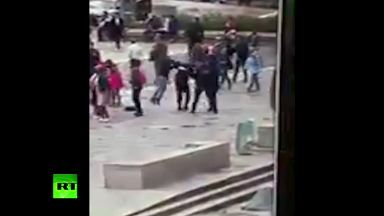 „Das ist für Syrien“ - Video von Hammerattacke auf Polizisten in Paris 