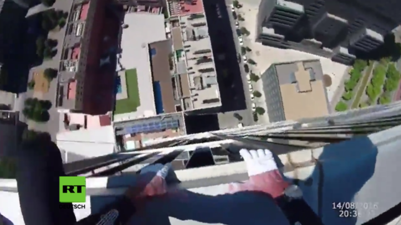 Schwindelerregendes Video: Mann klettert ohne Sicherung die Fassade eines Wolkenkratzers hoch