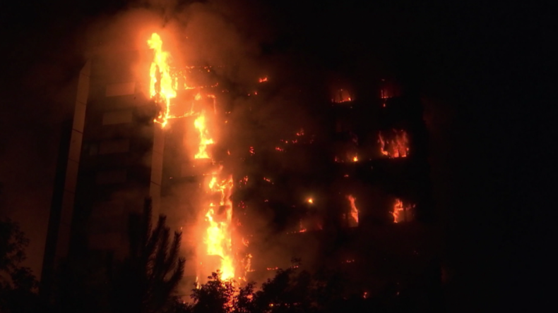 Video-Updates: Dramatische Szenen bei Großbrand in Wohnhaus - Feuerwehr sucht nach Überlebenden