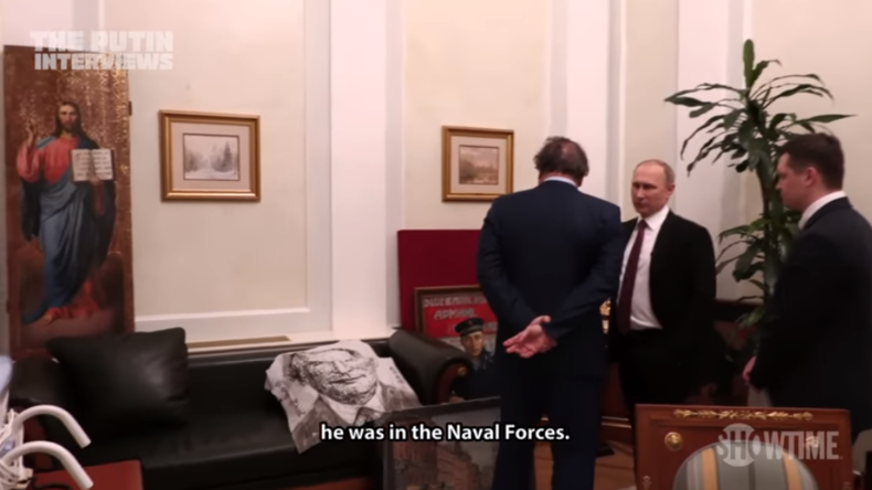 Ganz privater Einblick - Putin präsentiert Stone seine Arbeitsräume 