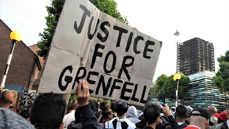 Wut und Trauer in London: Einwohner des Grenfell Towers protestieren gegen die Regierung 