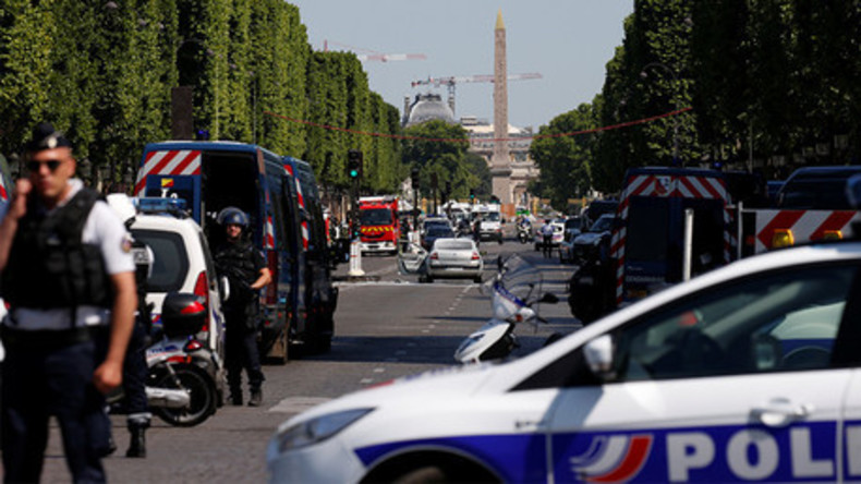 Live aus Paris: Polizeioperation nach Angriff auf Gendamerie-Wagen am Champs-Elysées