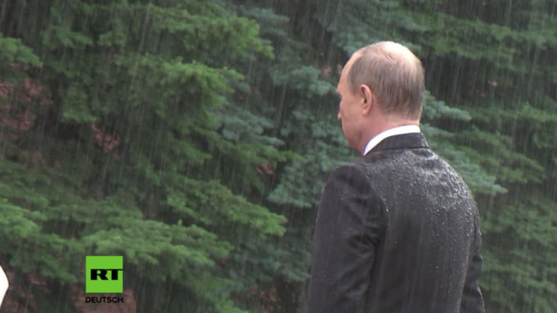 Gedenken an Überfall auf Sowjetunion durch Nazis: Putin erweist seine Ehre im strömenden Regen