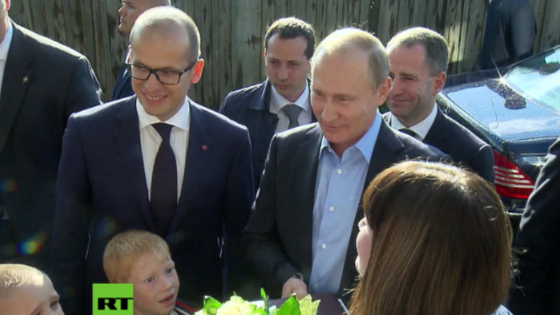 Wie im TV versprochen - Putin besucht Familie in maroder Unterkunft und hat Überraschungen im Gepäck