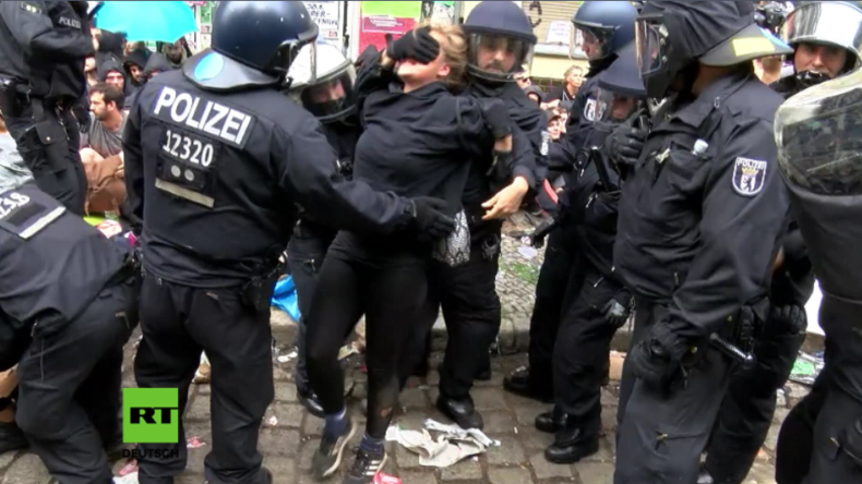 Berlin: "Lebensgefahr für unsere Kollegen" - Polizei räumt linken Kiezladen Friedel 54