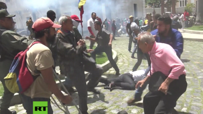 Venezuela: Ein Land versinkt im Chaos – Vermummte stürmen Parlament und verprügeln Abgeordnete