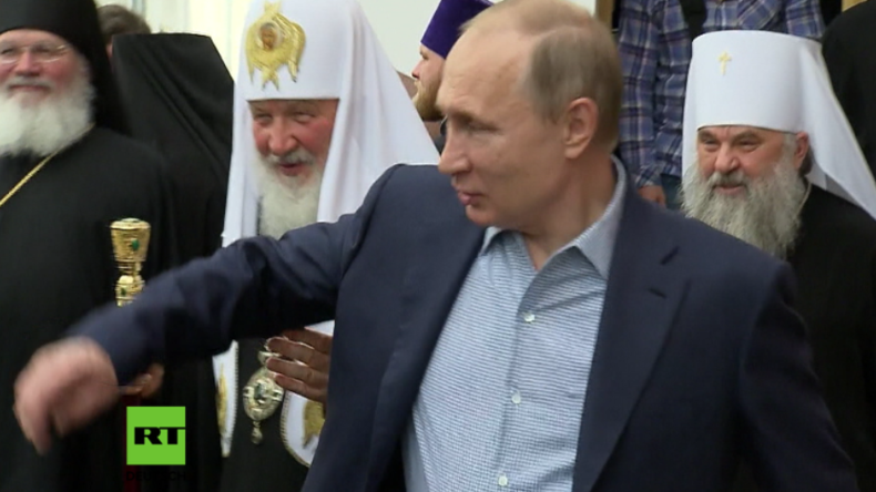 "Nichts da, so nicht" - Putin flieht vor Kyrills Armgriffen 