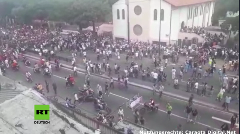 Oppositions-Referendum in Venezuela – Unbekannte auf Motorrädern eröffnen das Feuer auf Wähler