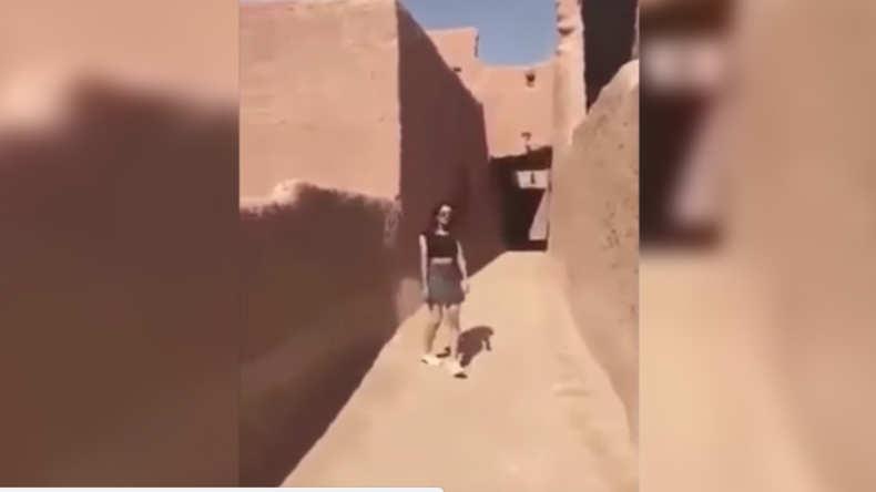 Wegen einem Minirock: Saudische Polizei verhaftet Frau für "unsittliche Kleidung" in Video