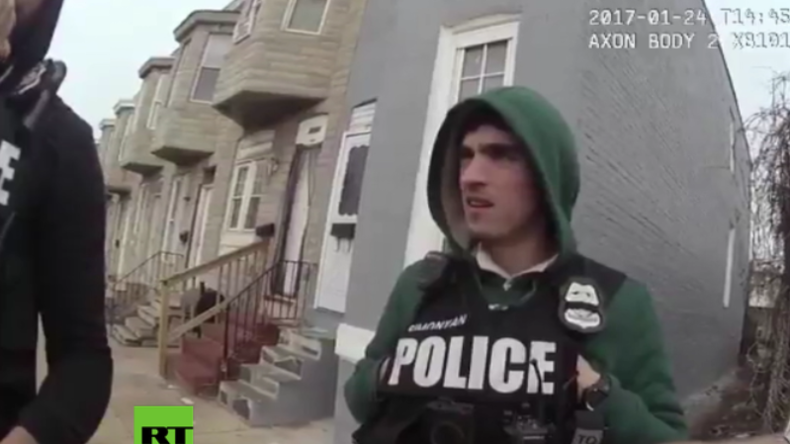 USA: Video zeigt Polizisten, der Drogen versteckt, um sie Unbeteiligten unterzujubeln