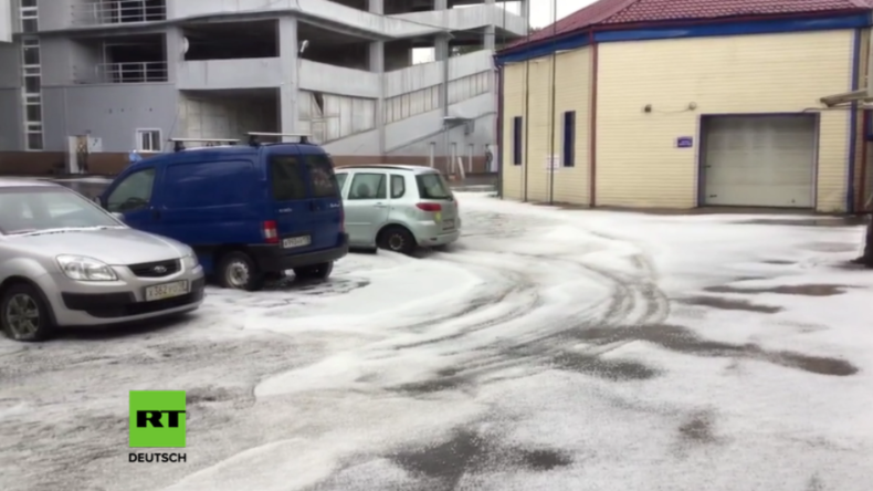 Wetterchaos 2017: Massiver Hagelfall in Sankt Petersburg sorgt für schneeweiße Straßen im Hochsommer