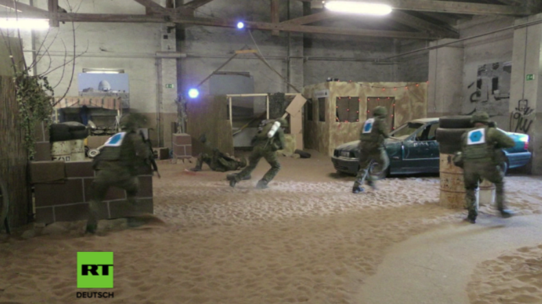 Besuch in berüchtigter Kaserne: Von der Leyen hautnah bei "militärischem Nahkampf" dabei