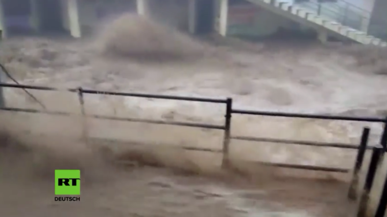 Reißende Fluten - Tödliche Überschwemmungen in Indien verursachen große Schäden