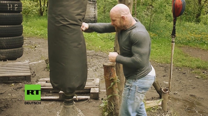 Einmal in Russland: Ein geheimer Sportplatz im russischen Wald für MMA-Kämpfer