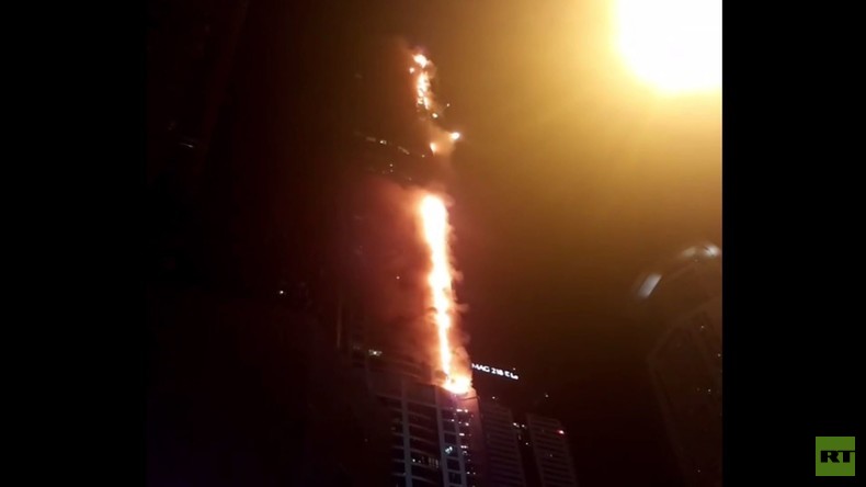 Dubai: Feuer im Wolkenkratzer - Brennende Fassadenteile regnen wieder vom Torch Tower