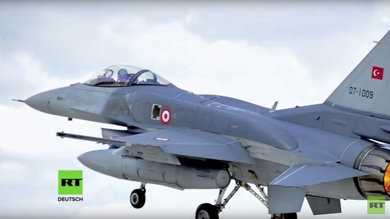 Was machen türkische Kampfjets über dem Kölner Nachthimmel?