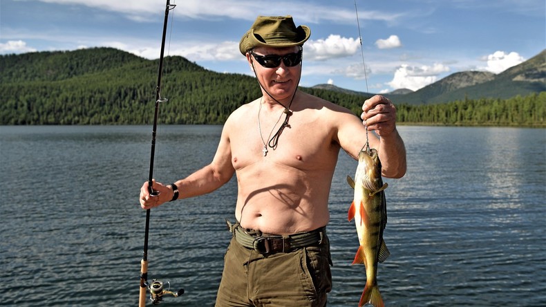 Hechte und Barsche einer nach dem anderen - Video zeigt Wladimir Putin beim Fischfang in Sibirien