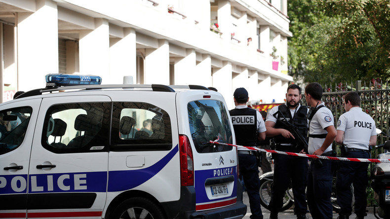 Live aus Pariser Vorort Levallois-Perret nachdem Fahrzeug in eine Gruppe von Soldaten raste