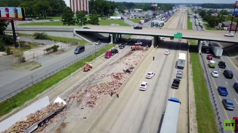 Verkehrschaos der anderen Art: Randvoll mit Pizzen beladener LKW kippt in den USA um