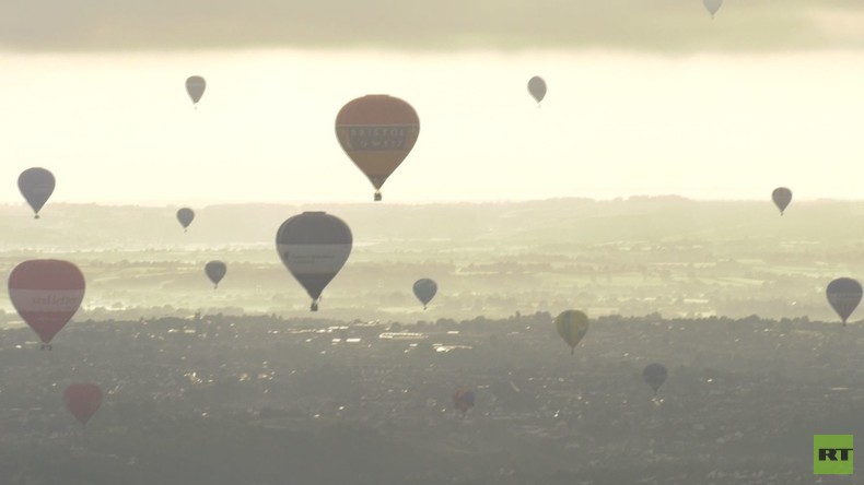 England: Dutzende bunte Heißluftballons bei der Bristol International Balloon Fiesta