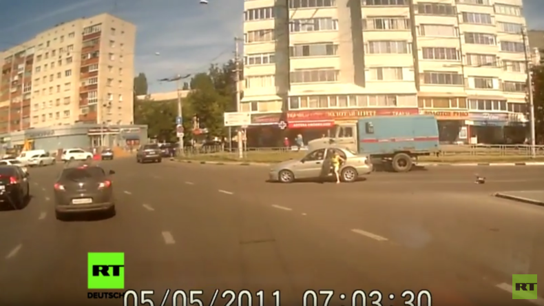 Schreckensmoment in Lipetsk: Baby fällt aus Auto auf befahrene Straße