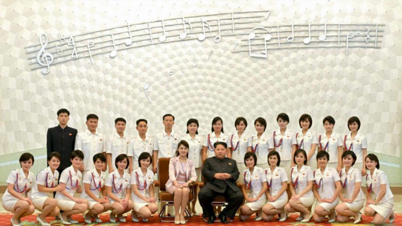 "In Uniform mit E-Gitarre und Geige" - Moranbong, Kim Jong-uns Girlgroup für Nordkorea