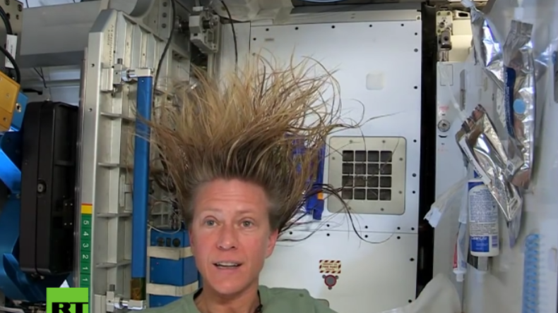 Astronautin bringt Licht ins Dunkel: So wäscht man sich die Haare in der Schwerelosigkeit