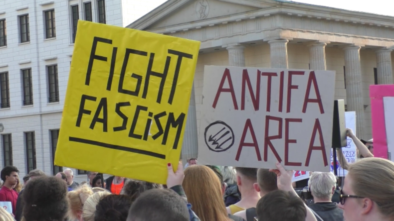 Hunderte protestieren in Berlin gegen "rassistische US-Regierung" und Gewalt in Charlottesville