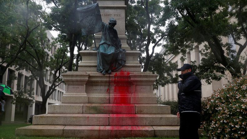 Statue eines Konföderierten Generals mit roter Farbe übergossen 