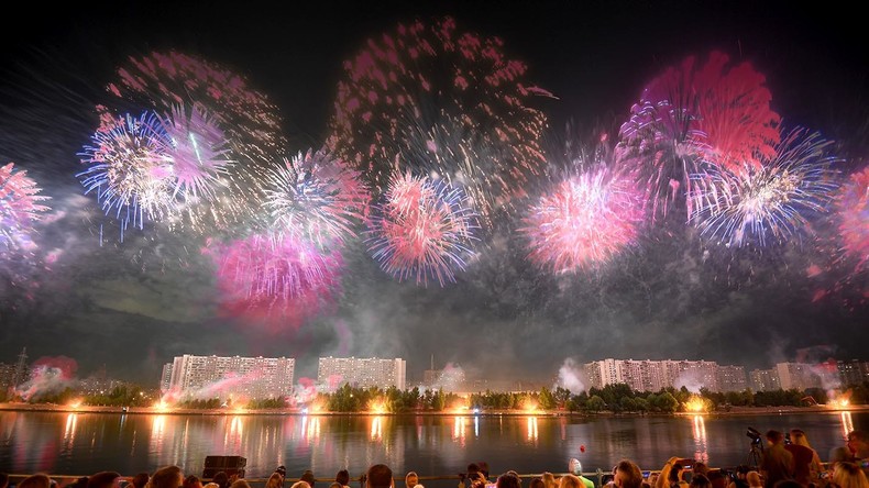 Moskauer Himmel leuchtet in bunten Farben beim III. Internationalen Feuerwerk-Festival "Rostech"