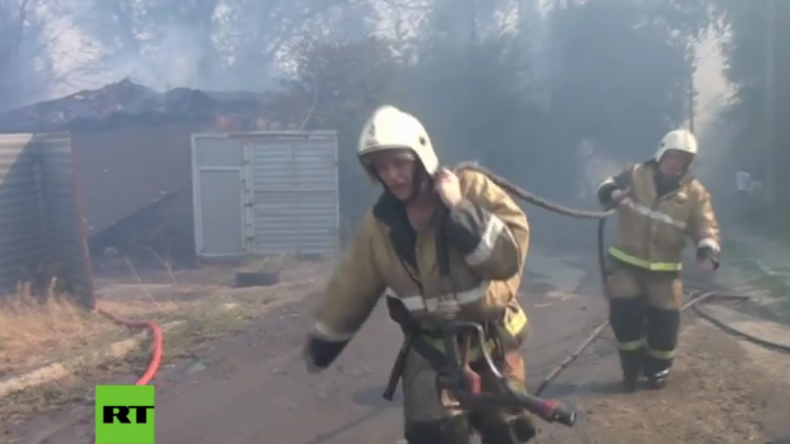 Großbrand wütet in russischer Millionenstadt und zerstört über 100 Häuser