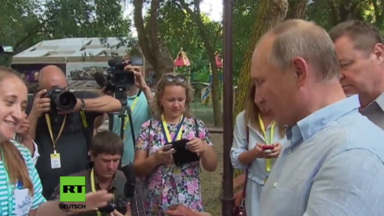 Putin verwechselt bei Jugendforum "coole" Deko-Figur mit Tonflöte 