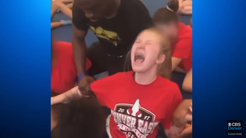 USA: Videos sorgen für Empörung – Cheerleader unter qualvollen Schmerzen in den Spagat gezwungen
