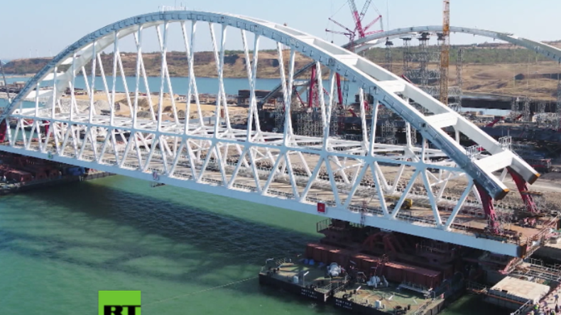 Krim: 6.000 Tonnen-Monsterstück wird in eine der längsten Brücken der Welt eingesetzt