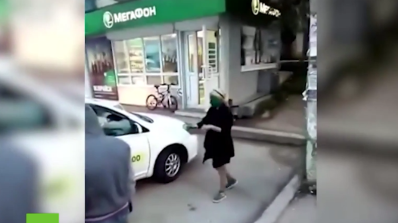 Russland: „Dafür gibt's grüne Gesichter“ - Taxifahrer bestraft zwei Mädels, die nicht zahlen können