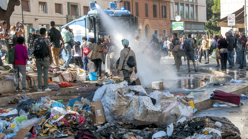 Rom: Polizei geht während Räumung eines Hauses mit Wasserwerfern gegen protestierende Migranten vor