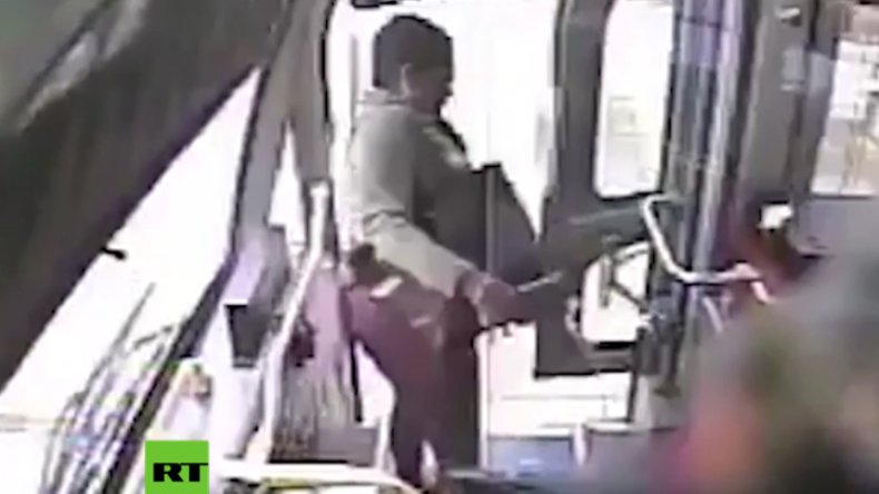 USA: Warum nur? Frau überschüttet Busfahrer mit Urin, der ihr einen schönen Tag wünschte