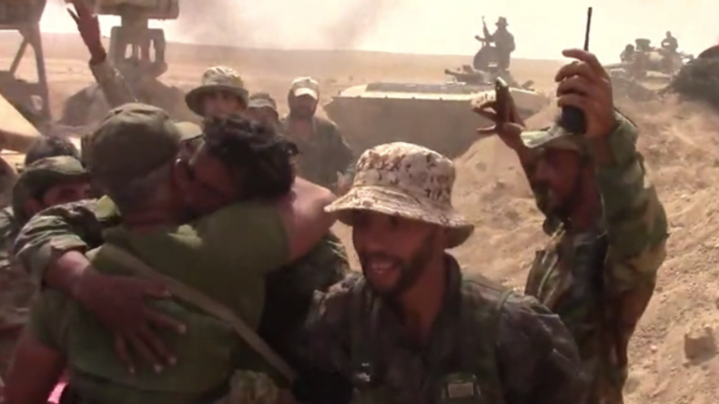 Deir ez-Zor: Soldaten und Zivilisten feiern Sieg über IS und fallen sich vor Freude in die Arme 