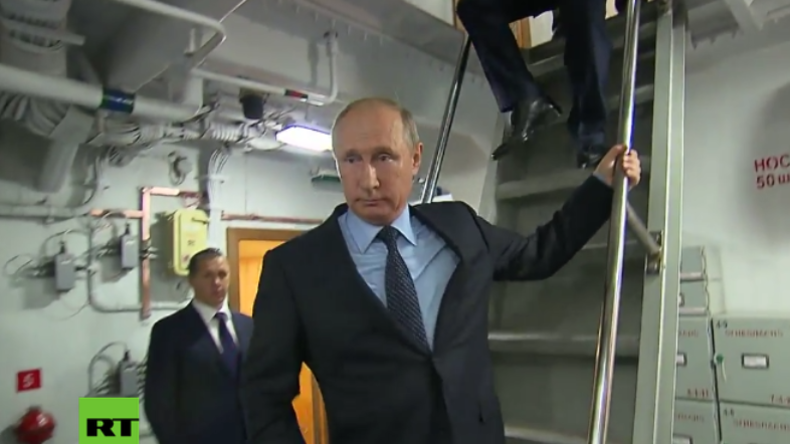 Putin begutachtet jüngste, modernste Lenkwaffen-Korvette der russischen Marine
