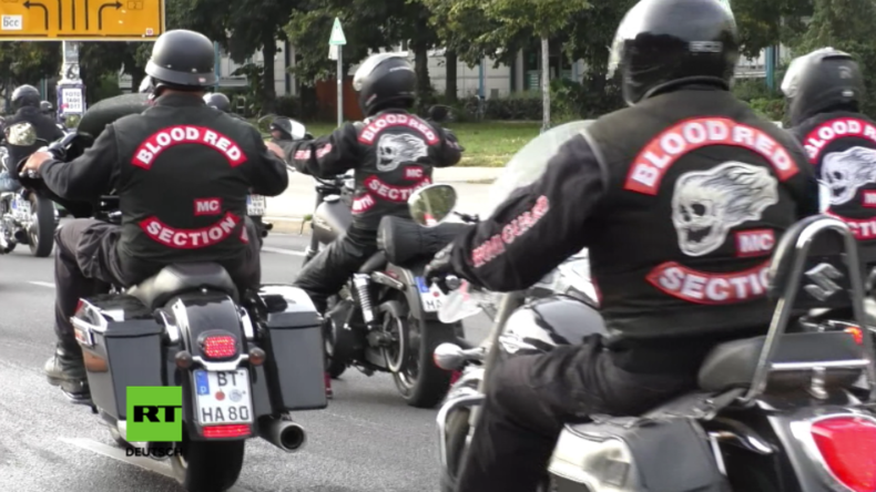 Hunderte Hells Angels biken aus Protest gegen Kuttenverbot durch Berlin